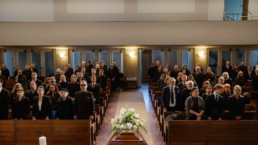 Pád domu Kollerovcov - 1. časť Invázia